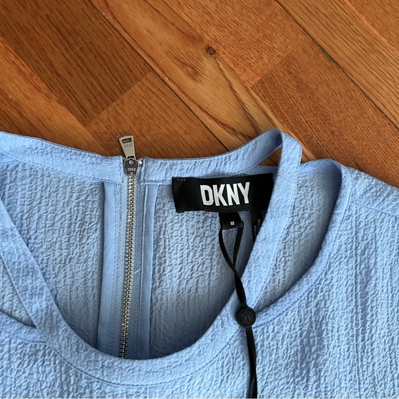 DKNY cut out short sleeve top layers - Picture 2 of 3